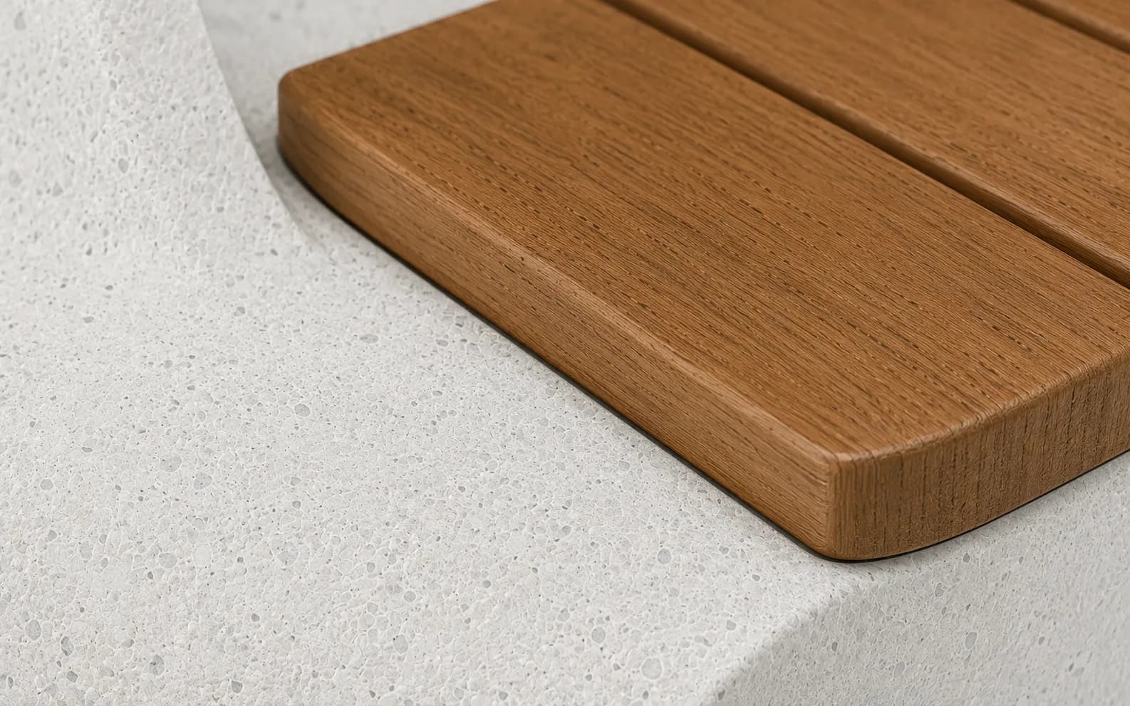 Lıvora Curved Bench — detail close-up — off-white concrete + iroko